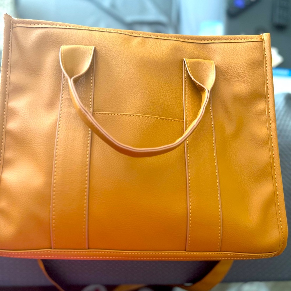 New purse nice adjustable strap, color light brown